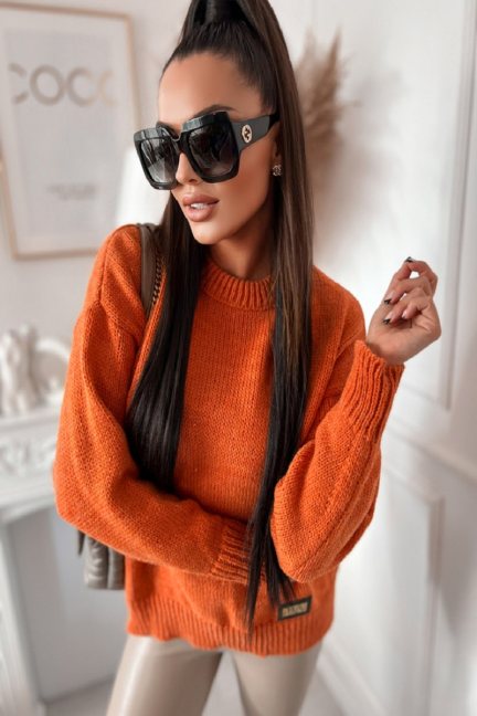 Pomarańczowy sweter na zimę