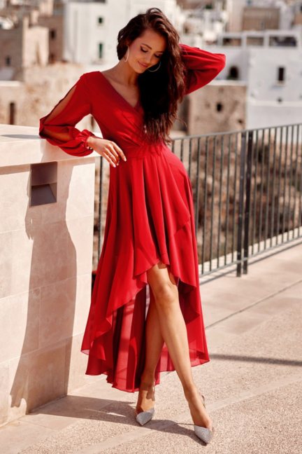 Modna sukienka z dłuższym tyłem czerwona