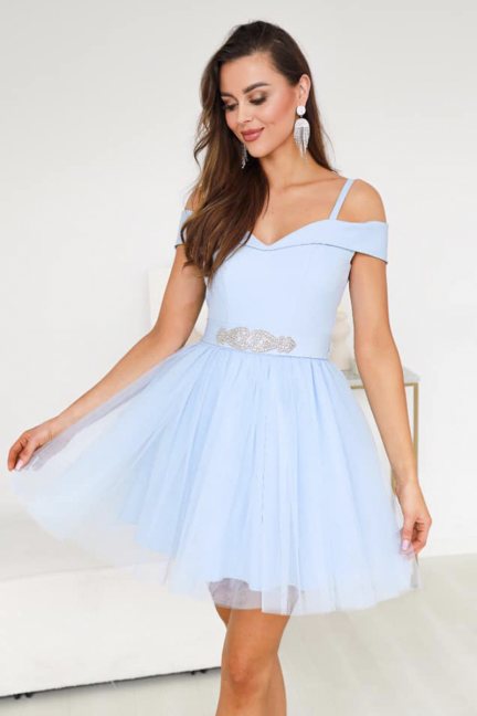Modna sukienka mini z opadającymi ramiączkami